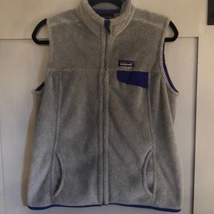 Patagonia light gray fleece vest with purple trim